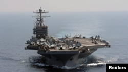 نمایی از ناو آبراهام لینکلن که ۸۰ هواپيما و هلی کوپتر را بر روی عرشه خود حمل می کند.
