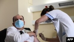 Ֆրանսիայի վարչապետ Ժան Կաստեքսին կորոնավիրուսի դեմ Astra-Zeneca-ի պատվաստանյւթ են ներարկում, Փարիզ, 19 մարտի, 2021թ.