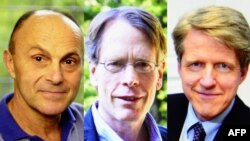 2013 елда Икътисад өлкәсендә Нобель бүләге ияләре (с-у): Ларс Питер Һансен, Юджин Фама һәм Роберт Шиллер