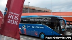 Орусия. Франция курама командасынын автобусу.