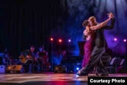 Хавьер Антар жана Патрисия Горакова танго бийлешүүдө.