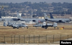 АҚШ ҳарбий-ҳаво кучларига тегишли A-10 Thunderbolt II жанговар қирувчи учоқлари Туркиядаги “Инжирлик” ҳарбий авиабазасида. 2015 йил, декабрь.