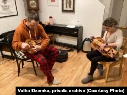 Рая Асрыянц на рэпетыцыі з удзелам Сяржука Доўгушава