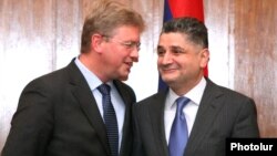 Комиссар ЕС по вопросам расширения и европейской политики соседства Штефан Фюле (слева) и премьер-министр АрменииТигран Саргсян, Ереван, 27 сентября, 2012 г.