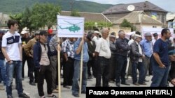 Казбек мухъалъул гlадамаз жидер администрациялъул бетlер Махlачевасде данде гьабун букlараб митинг, Дилим, 26Июн2013