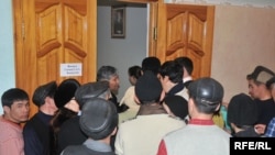 Сотни безработных пытаются попасть на ярмарку вакансий. Атырау, 3 февраля 2009 года.  