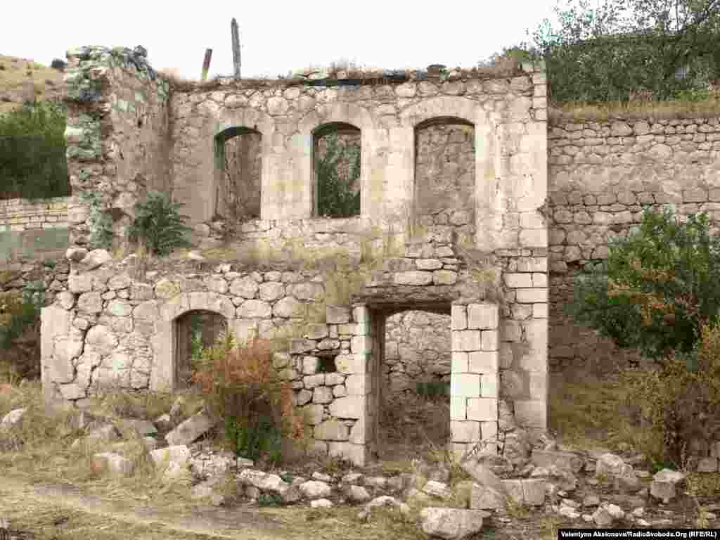 В Мартакерті &nbsp;і досі багато руїн.