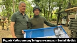 Глава Башкортостана Радий Хабиров с российским солдатом