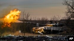 Українські військові ведуть вогонь по російських позиціях поблизу Часового Яру на Донеччині, лютий 2024 року