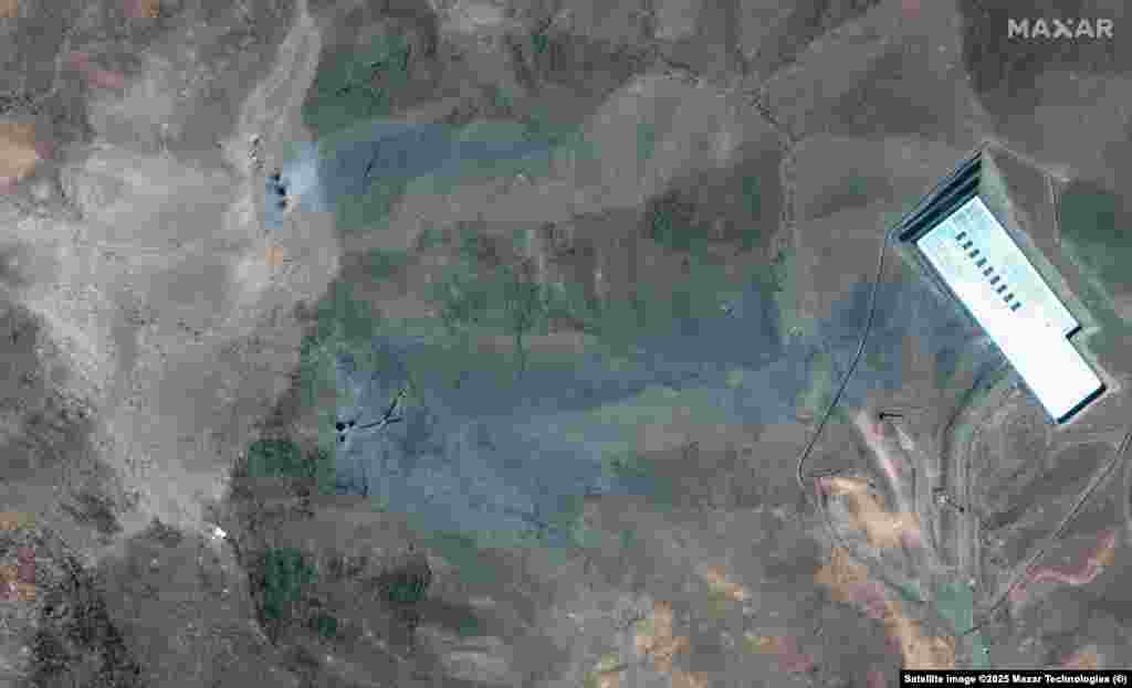 در تصاویر گرفته شده پس از حملات، آسیب‌های وارده و آتش‌سوزی‌ها بر روی تپه‌ای در مجتمع فردو قابل مشاهده است.