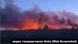 Кадар зь відэа, на якім бачны пажар каля пасёлку Кача пасьля атакі дронаў, 2 траўня 2025 году