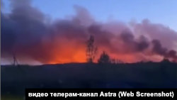 Скриншот из видео с пожаром, который наблюдается в районе поселка Кача после атаки дронов, 2 мая 2025 года