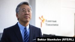 Дональд Лу.