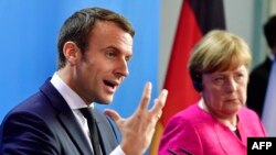 Президент Франції Емманюель Макрон та канцлер Німеччини Анґела Меркель