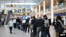 Пасажыры ў капэнгагенскім аэрапорце 23 верасьня 2025 году. Неапазнаныя дроны на гэтым тыдні заўважаныя над Даніяй і Нарвэгіяй