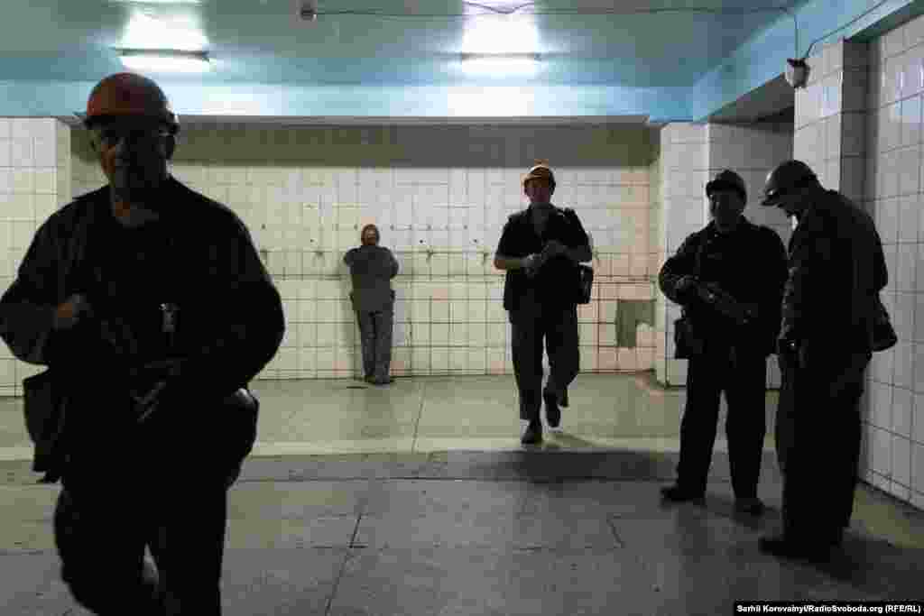 Тим часом у &laquo;ламповій кімнаті&raquo; (так її називають на шахті) новій зміні шахтарів видається комплект індивідуального обладнання