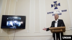 Голова Служби безпеки України Василь Грицак біля монітора під час трансляції оперативного відео затримання керівника організації «Офіцерський корпус» Володимира Рубана. Київ, 9 березня 2018 року