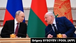 Очільники Росії та Білорусі, Володимир Путін (ліворуч) і Олександр Лукашенко. Мінськ, 6 грудня 2024 року