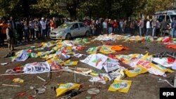 Թուրքիա - Մարդիկ պաստառներով և դրոշներով ծածկել են պայթյունների զոհերի մարմինները, Անկարա, 10-ը հոկտեմբերի, 2016թ․