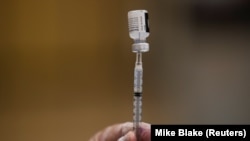 Згідно з дослідженням Оксфордського університету, яке було опубліковане в медичному журналі Lancet, жодних проблем із безпекою такого застосування вакцин не було