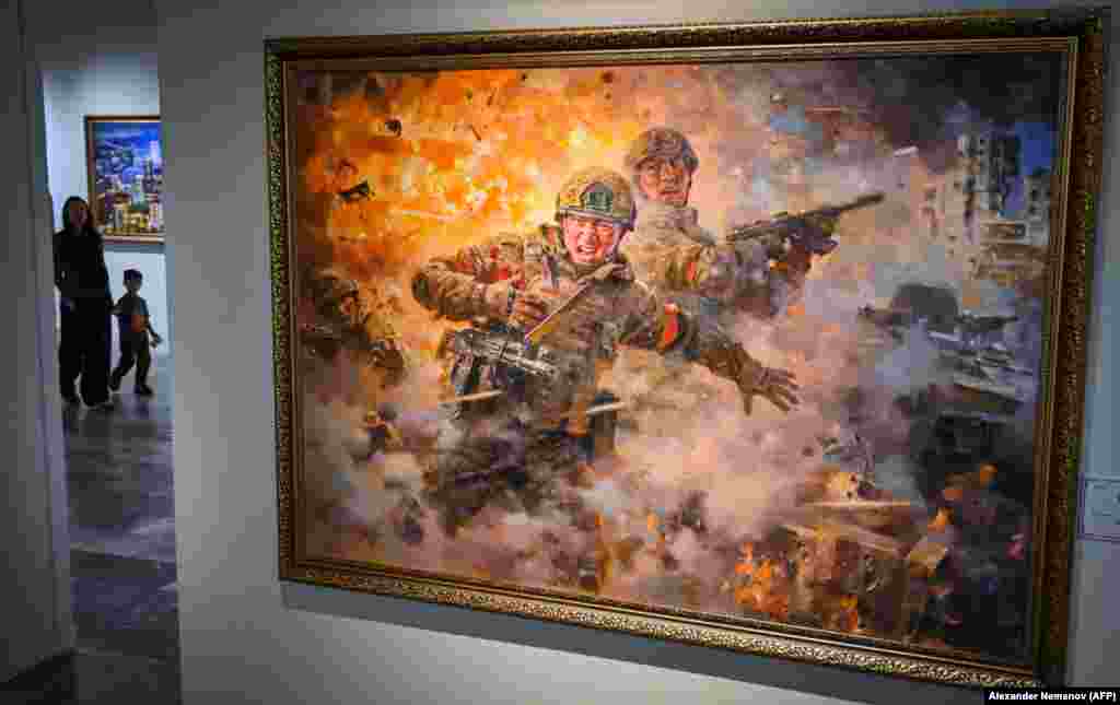 یک بوم نقاشی با عنوان «برای رفیق رزمنده».مسکو در ماه آوریل اذعان کرد که سربازان کره شمالی‌ در کورسک روسیه علیه تهاجم اوکراین به این منطقه جنگیده‌اند.