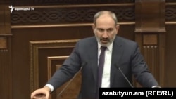 Премьер-министр Армении Никол Пашинян выступает в парламенте, Ереван, 20 июня 2019 г.