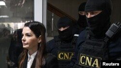 Evghenia Guțul, escortată de CNA la ședința de judecată de la sediul Ciocana al Judecătoriei Chișinău. Atunci bașcana a fost plasată în arest preventiv pentru 20 de zile, 28 martie 2025.