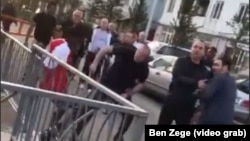 Один из местных наносит несколько ударов в лицо и грудь иностранца, после чего африканцы спасаются бегством