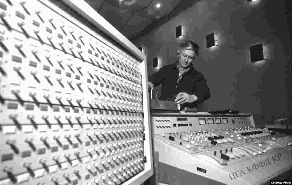 &quot;Кыргызфильмдин&quot; механиги В. Харламов. 1979-жыл. Сүрөттүн автору - Л. Свердлов.&nbsp;