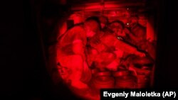 Ілюстраційне фото. Українські військові завантажують протитанкові міни в броньований автомобіль перед виїздом на позицію на Покровському напрямку, грудень 2024 року