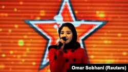 Latifa Azizi "Owgan ýyldyzy" bäsleşiginde aýdym aýdýar. 2013 ý.