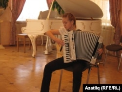 Сания Хәсәнҗанова аккордеонда уйный