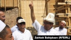 Муфтий КР Рахматулла-ажы на месте строительства новой мечети, Бишкек, 19 июля 2012 года. 
