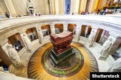 Саркофаг Наполеона I Бонапарта в Домі Інвалідів у Парижі, де поховані визначні військовики Франції