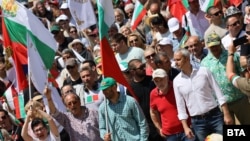 Лидерът на "Възраждане" Костадин Костадинов (доля вдясно) на протеста в София