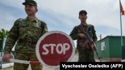 Тажикстан менен чек арада турган жоокерлер.  Баткен. Архивдик сүрөт.