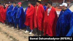 Эр эңишке түшкөн балбандар.