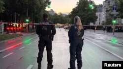 Полицейски служители обезопасяват района на нападението с с нож, в Мюнхен, Германия, 7 юни 2025 г.