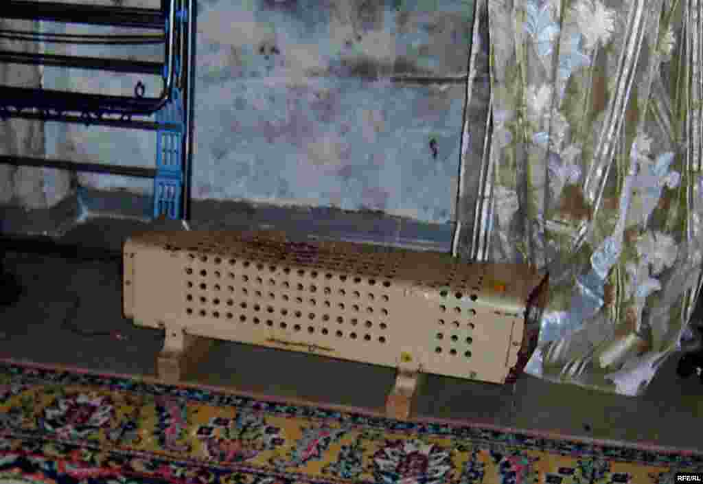 Комнаты в этом общежитии обогреваются вот такими примитивными электрическими обогревателями.  - Комнаты в этом общежитии обогреваются вот такими примитивными электрическими обогревателями. 