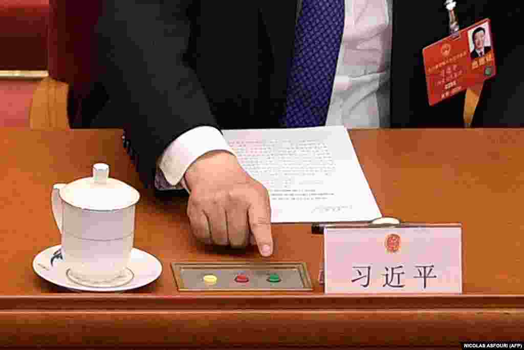 Президент Китаю Сі Цзіньпін голосує за пропозицію розробки закону про безпеку в Гонконгу під час заключного засідання Всекитайських зборів народних представників (ВЗНП) у Великій залі народних зборів в Пекіні 28 травня 2020 року (NICOLAS ASFOURI / AFP)