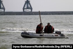 Cпасатели проводят замер глубин в районе порта