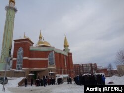 Мәчет янында җеназа укыла