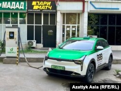 Такси-электромобиль на заправке в Душанбе