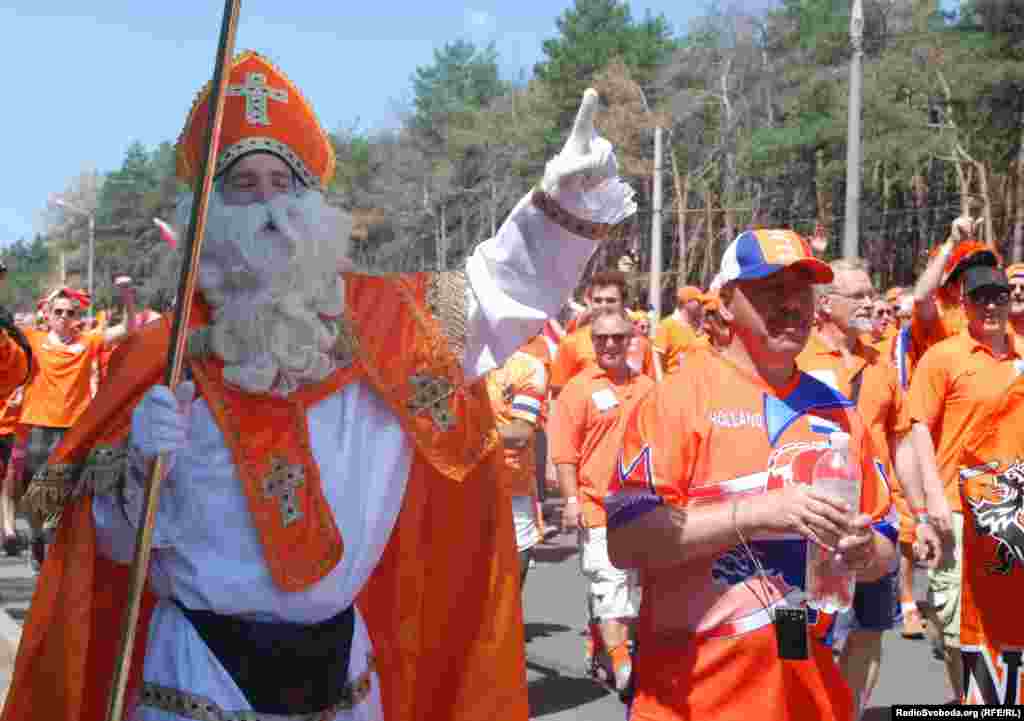 Дерек із Голландії вдягнений в одяг Святого Миколая