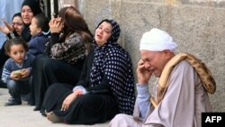 خانواده کسانی که حکم اعدام برای آنها صادر شده بیرون دادگاه جمع شدند