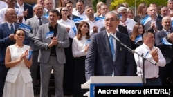 Renato Usatîi, liderul „Partidului Nostru”, anunțând lista de candidați la parlamentarele din 28 septembrie, la un eveniment organizat în fața parlamentului pe 19 august