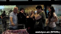 Գերմանիայից արտաքսված ՀՀ քաղաքացիներ Երևանի «Զվարթնոց» օդանավակայանում, մայիս, 2019թ․