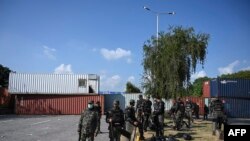 Пакистандын коопсуздук күчтөрү Исламабадга кетчү кан жолду Ризви жетектеген ашынган диний топтун өкүлдөрүнүн кирип келишинен кайтарып турушат. 16-ноябрь, 2020-жыл.