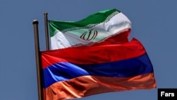 Իրանի և Հայաստանի դրոշները