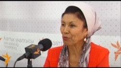 Ай нурунан түшкөн кыз